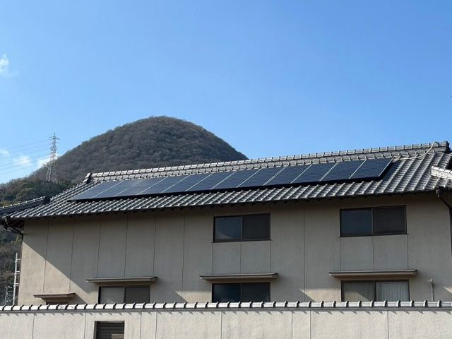 高松市中間町にて瓦屋根へ太陽光パネルを新設！外装リフォームと合わせて施工